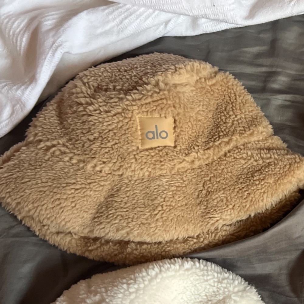 NWT Alo Sherpa Bucket Hat in Camel - Picture 3 of 4